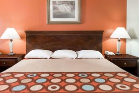 Super 8 by Wyndham Kinder LA