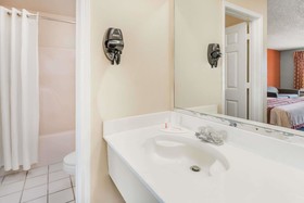 Super 8 by Wyndham Kinder LA