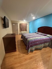 Super 7 Inn