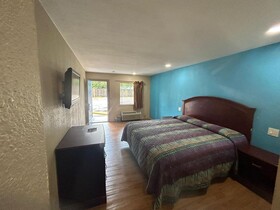 Super 7 Inn