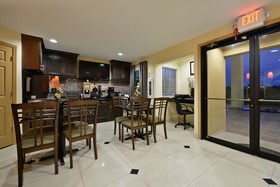 Americas Best Value Inn & Suites - Lake Charles / I-210 Exit 11