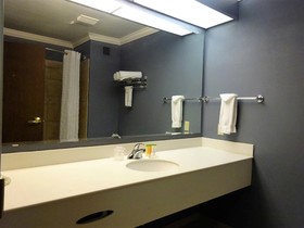 Richmond Suites Hotel