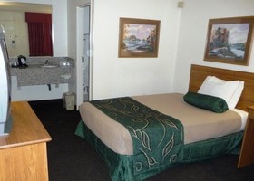 Value Inn - Livonia