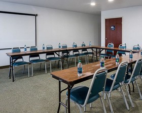 Econo Lodge Inn & Suites