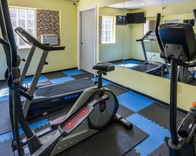 Econo Lodge Inn & Suites