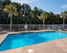 Econo Lodge Inn & Suites