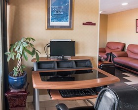 Econo Lodge Inn & Suites