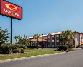 Econo Lodge Inn & Suites