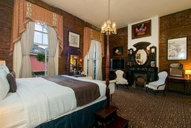Lafitte Guest House & Gallery