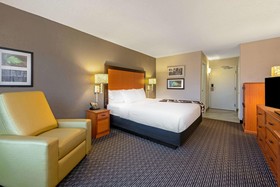 La Quinta Inn & Suites by Wyndham New Orleans Airport