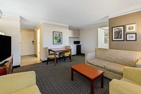 La Quinta Inn & Suites by Wyndham New Orleans Airport