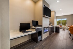 La Quinta Inn & Suites by Wyndham Sulphur