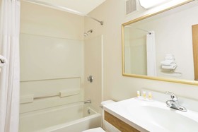 Days Inn by Wyndham Brunswick Bath Area