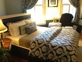 PineCrest Inn