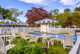 The Beaches Motel & Cottages