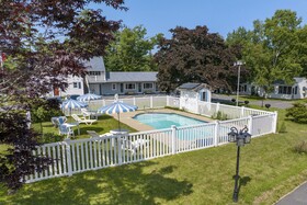 The Beaches Motel & Cottages