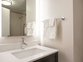 La Quinta Inn & Suites by Wyndham Baltimore N / White Marsh