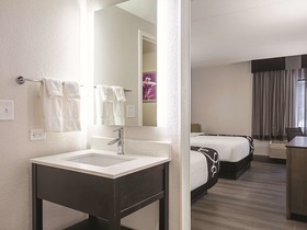 La Quinta Inn & Suites by Wyndham Baltimore N / White Marsh