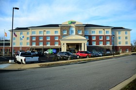 Holiday Inn Express & Suites Lexington Park-California