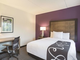 La Quinta Inn & Suites by Wyndham Baltimore BWI Airport
