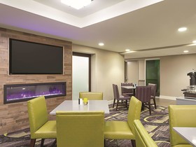 La Quinta Inn & Suites by Wyndham Baltimore BWI Airport
