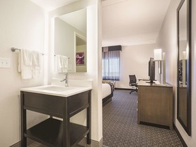 La Quinta Inn & Suites by Wyndham Baltimore BWI Airport
