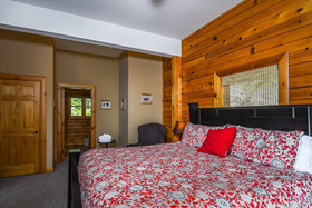Cozy Bear Chalet House