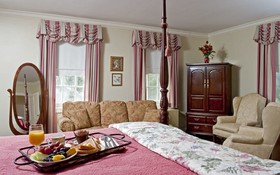 Historic Kent Manor Inn
