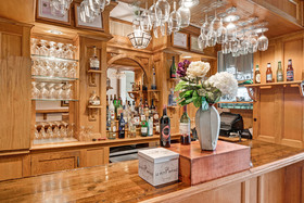 Historic Kent Manor Inn