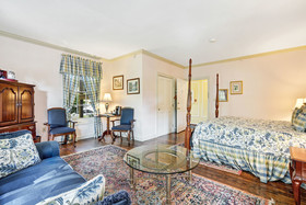 Historic Kent Manor Inn