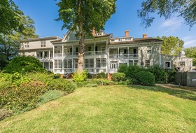 Historic Kent Manor Inn