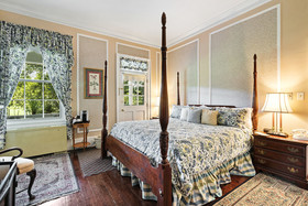Historic Kent Manor Inn