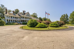 Historic Kent Manor Inn