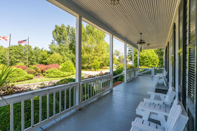 Historic Kent Manor Inn