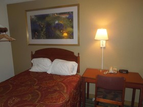 Super 8 by Wyndham Waldorf