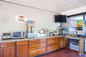 Super 8 by Wyndham Waldorf