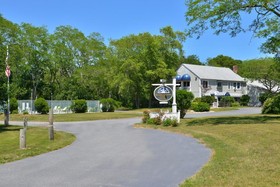 Captains-Quarters Motel & Conference Center