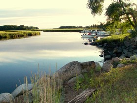 Shea's Riverside Inn & Motel