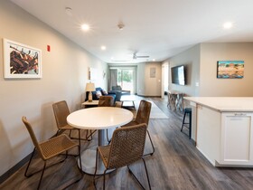 Long Beach Suites