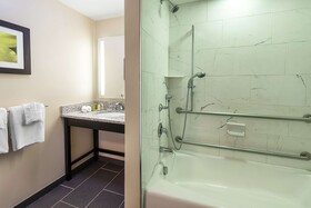 DoubleTree by Hilton Hotel Cape Cod - Hyannis
