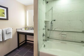 DoubleTree by Hilton Hotel Cape Cod - Hyannis