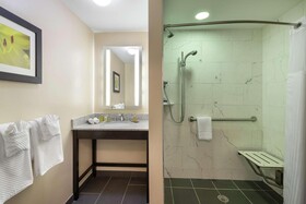 DoubleTree by Hilton Hotel Cape Cod - Hyannis