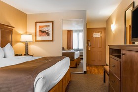 Black Swan Inn Lee-Lenox - An Ascend Hotel Collection Hotel