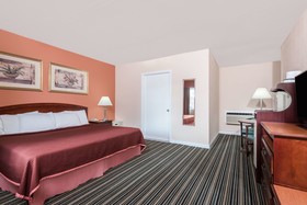 Howard Johnson by Wyndham Lenox