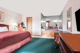 Howard Johnson by Wyndham Lenox