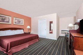Howard Johnson by Wyndham Lenox