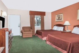 Howard Johnson by Wyndham Lenox