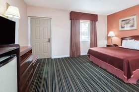 Howard Johnson by Wyndham Lenox