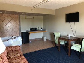 Whaler Inn & Suites