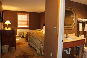 Whaler Inn & Suites